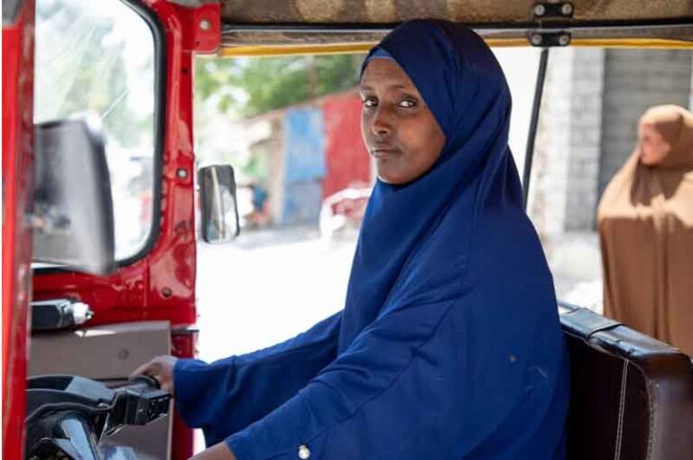 Demi Hidupi Keluarga, Wanita ini Jadi yang Pertama Kemudikan Bajaj di Somalia