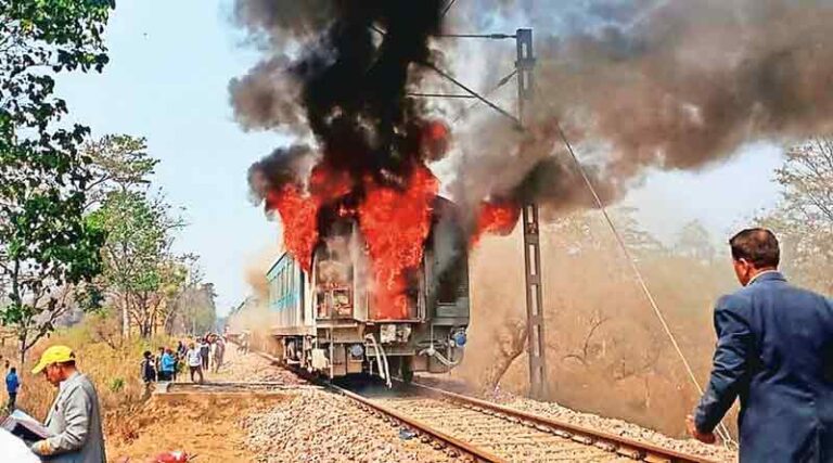 Gegara Puntung Rokok di Toilet, Satu Gerbong Kereta di India Terbakar