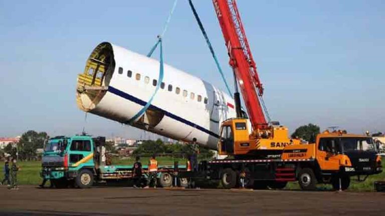 Total Loss Jadi Alasan Pesawat Kargo Trigana Air yang Tergelincir ‘Dipotong-potong’