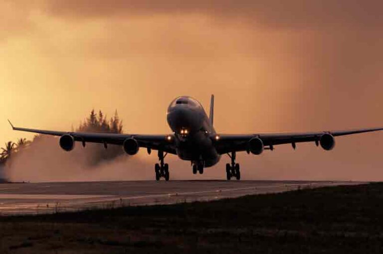 Kenapa Pesawat Tiba-tiba Batal Lepas Landas Saat Ngebut di Runway?