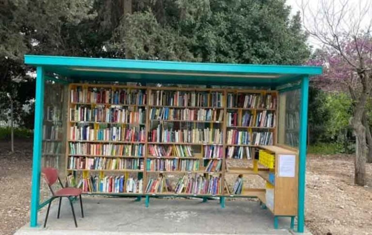 Halte Bus di Yerusalem Diubah Jadi Perpustakaan Tiga Bahasa