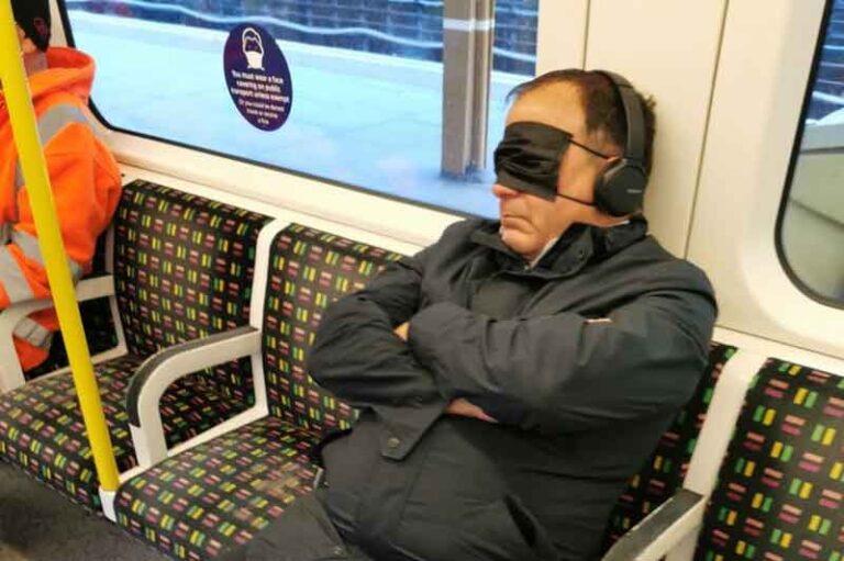 Viral Foto Penumpang Kereta London Gunakan Masker untuk Tutupi Mata