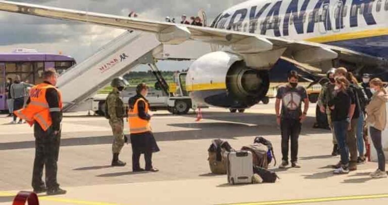 Buntut ‘Pembajakan’ Pesawat Ryanair, AS Larang Penjualan Tiket ke Belarusia
