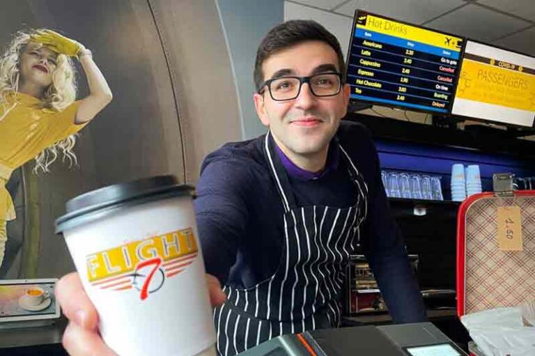 Kena PHK, Eks Pilot Qatar Airways Sukses Buka Kafe Bertema Penerbangan