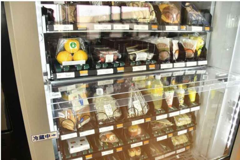 Mesin Penjual Otomatis, Jual 48 Jenis Produk dari Buah Hingga Suvenir
