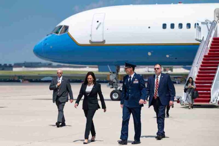 Ada Masalah Teknis, Air Force One Wapres Kamala Harris Terpaksa ‘Return to Base’
