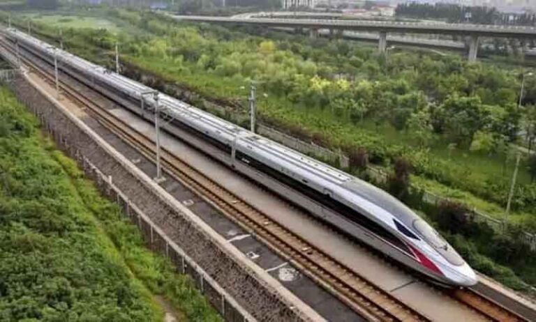 Dekat Perbatasan Cina-India, Kereta Peluru Pertama Mengular di Tibet
