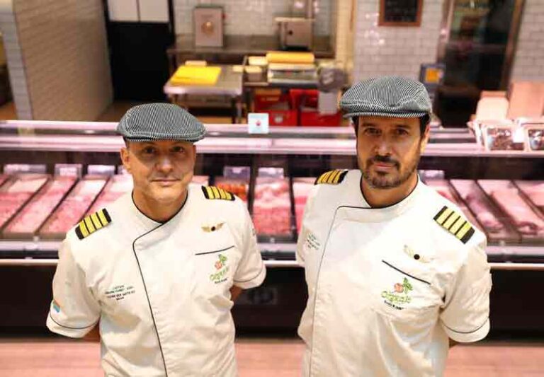 Demi Bertahan Hidup, Eks Pilot Emirates Kini Jualan Daging dan Ayam Potong