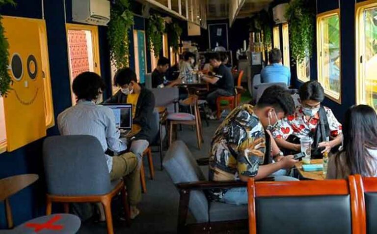Hilangkan Stres Penguncian di Masa Pandemi, Stasiun Phnom Penh Punya Kafe Kereta
