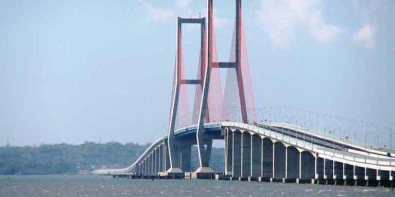 Mengapa Benua Eropa dan Afrika Tidak Terhubung Jembatan atau Kereta Bawah Laut?
