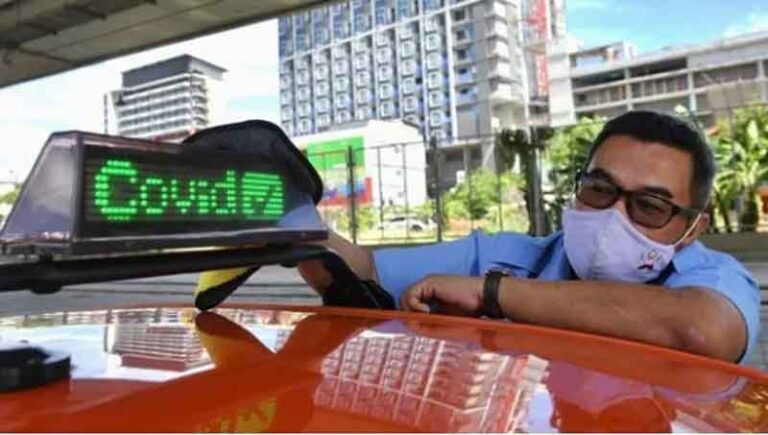 Yakinkan Penumpang, Pengemudi Taksi Thailand Tampilkan Tulisan “Sudah Divaksin” di Lampu Atas Mobil