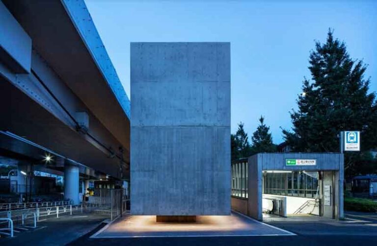 Unik, Bangunan Beton Diapit Jalan Layang dan Pintu Stasiun ini Ternyata Toilet