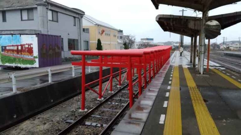 Eksentrik, Stasiun Nagatoshi Punya “Torii” di Atas Rel