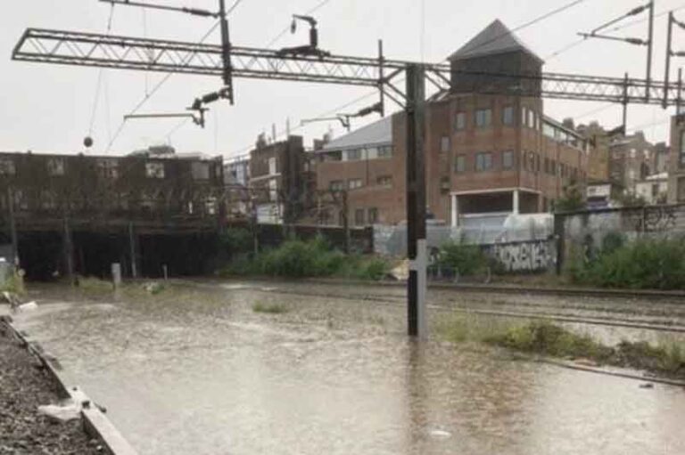 London Banjir, Stasiun Kereta Bawah Tanah Tak Bisa Beroperasi