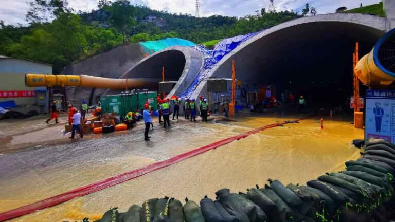 Banjir Kereta Bawah Tanah Cina, Penumpang Terjebak di Antara Ketinggian Air dan Oksigen yang Menipis
