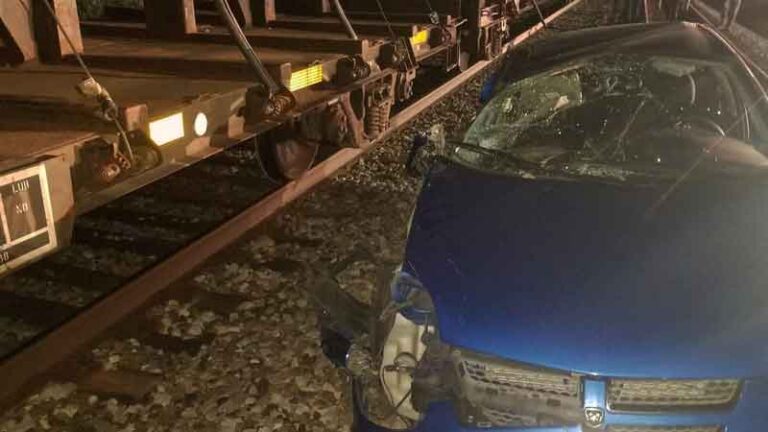 Mengalami Disorientasi, Wanita Tua Mengemudikan Mobil di Atas Rel