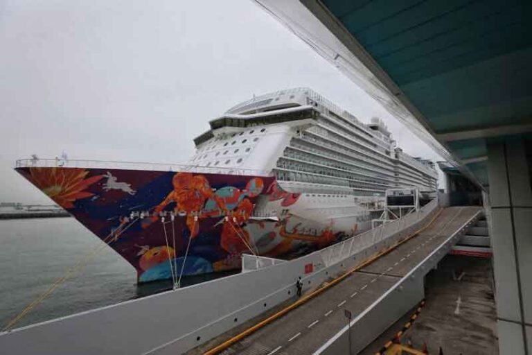 Gegara Satu Penumpang Terinfeksi Covid-19, Kapal Pesiar World Dream Kembali ke Marina Bay Cruise Center
