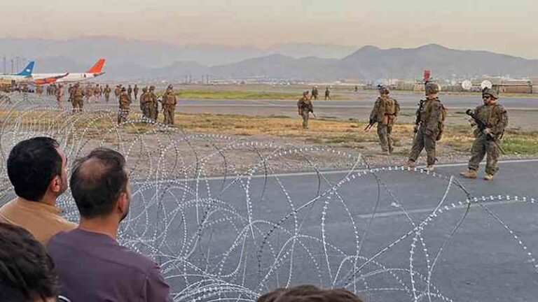 Taliban Larang Empat Pesawat Evakuasi yang Memuat Warga AS Terbang, Penumpang Disandera!