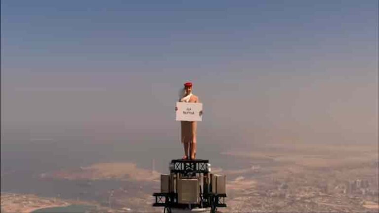 Pramugari Emirates Berdiri di Puncak Burj Khalifa, Apa Tujuannya?