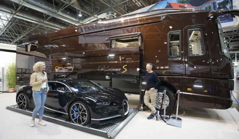 Bisa Masuk di Antara Sumbu Roda, Motorhome ini Angkut Supercar Sporty