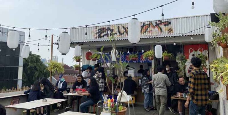 Sore Izakaya, Restoran Khas Jepang dengan Latar Jalur Layang MRT, Serasa di Tokyo!