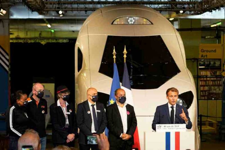 Mengular di 2024, Emmanuel Macron Tampilkan Mockup Kereta Cepat TGV Generasi Mendatang