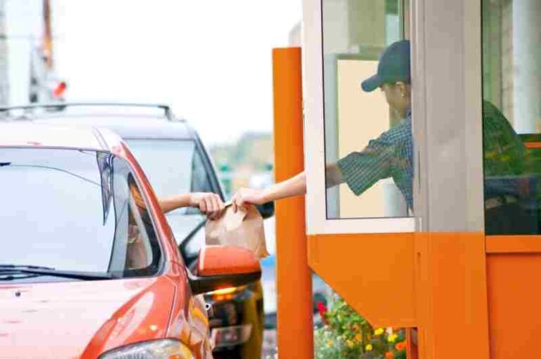 Waspada Saat Transaksi di Drive-Thru, Insiden Fatal ini Layak Jadi Renungan