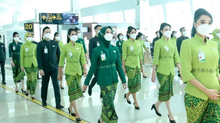 Awak Kabin Citilink Gunakan Seragam Baru Karya Oscar Lawalata