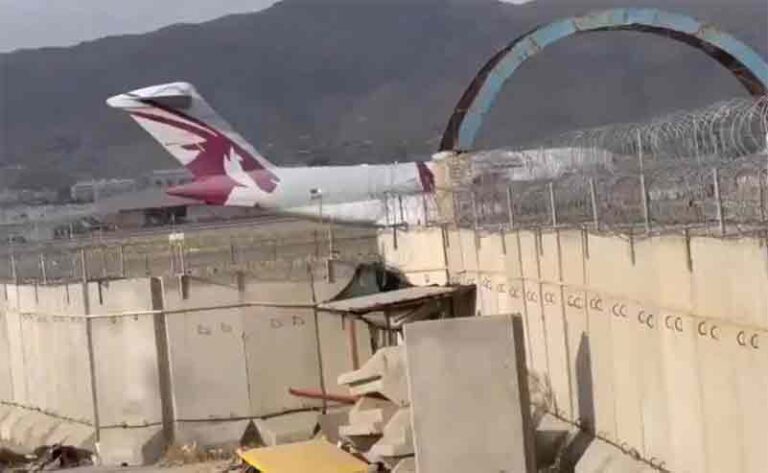 Inilah Pesawat Pertama yang Mendarat di Bandara Kabul Usai Kepergian AS