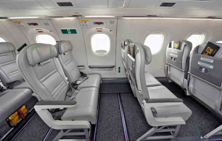 Benarkah Penumpang yang Duduk di Sebelah Pintu Darurat Pesawat Mendapat Legroom Lebih Luas?