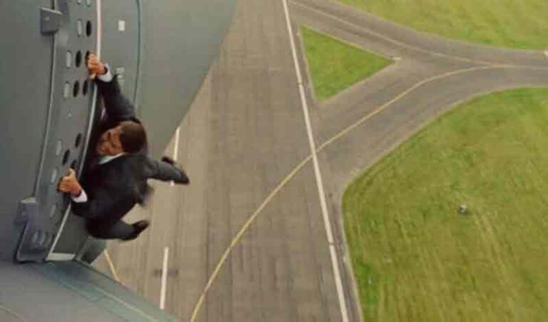 8 Film Terkenal yang Syuting di Pesawat, Nomor 7 Nyaris Bikin Aktor Tewas!