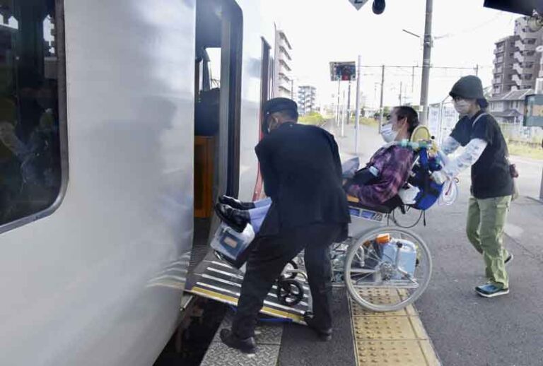 Operator Kereta di Jepang Fokus Bantu Penumpang yang Gunakan Kursi Roda