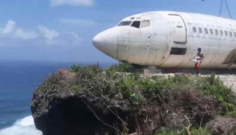 Pesawat Boeing 737 Misterius di Bali Kini ‘Nangkring’ di Atas Tebing Pantai Nyang Nyang