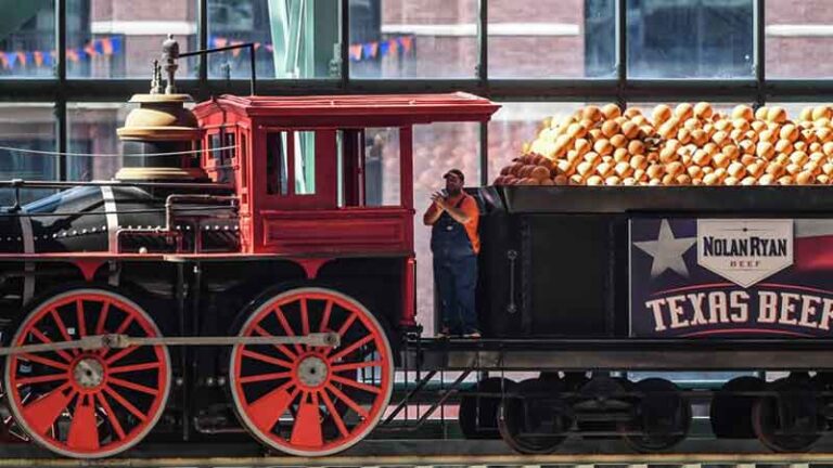 Kereta Ikonik Melaju Saat Tim Baseball Astros Home Run dan Pluit Cho Cho!” Berbunyi