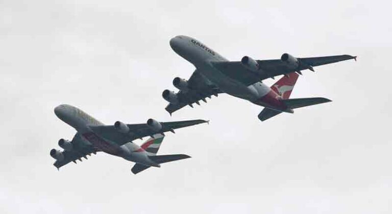 Emirates-Qantas Jalin Kemitraan, Dua A380 Terbang Formasi Rendah di Atas Sydney Harbour