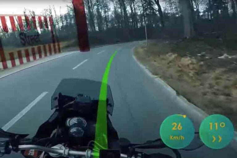 Tak Hanya Mobil, Motor pun Dilengkapi HUD yang Terintegrasi dengan Helm!