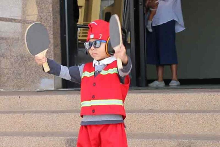 Begini Gaya Marshaller Cilik di Bandara Thailand Parkir Pesawat