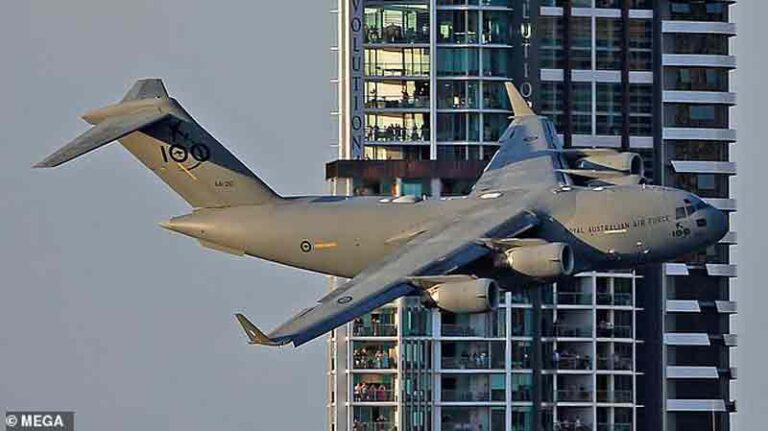 (Video) Pesawat C-17 Globemaster AU Australia Terbang Meliuk-liuk Nyaris Tabrak Gedung