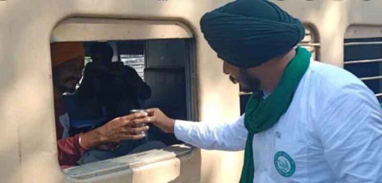 Blokir Jalur Kereta, Petani di India Beri Penumpang Teh