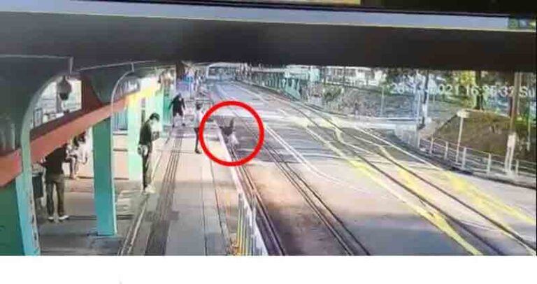 Pria Sakit Jiwa Dorong Penumpang Wanita dari Peron Hingga Jatuh ke Rel