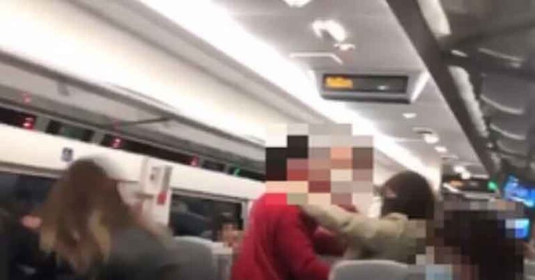 Gegara Masker Penumpang Baku Hantam di Kereta Komuter, Videonya Langsung Viral