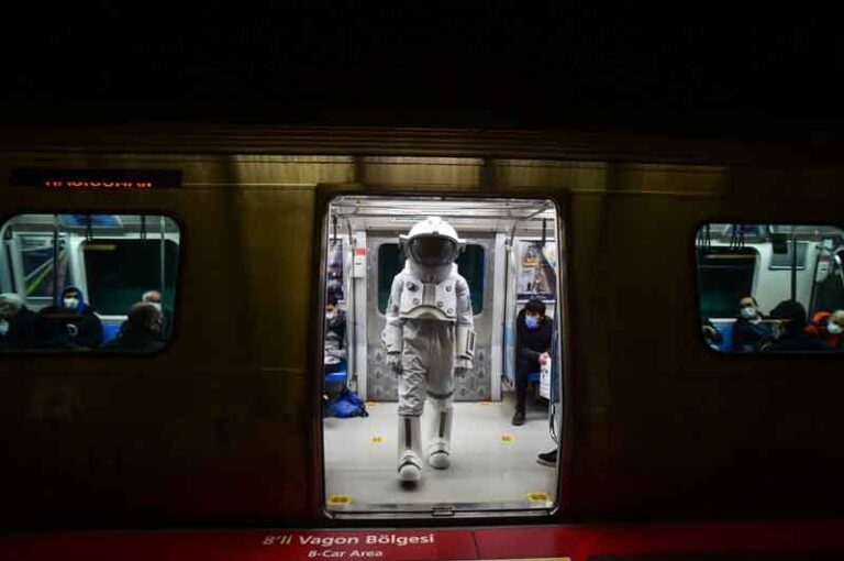 Ada ‘Astronot’ Naik Kereta Komuter, Hanya ada di Negeri Erdogan