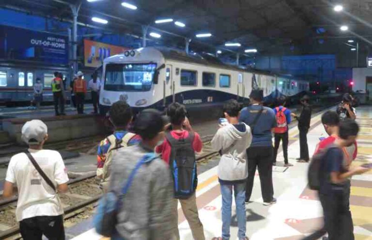 Kedatangan Kereta Istimewa ke Bogor, Railfans: Cegat Bareng, Kuy!