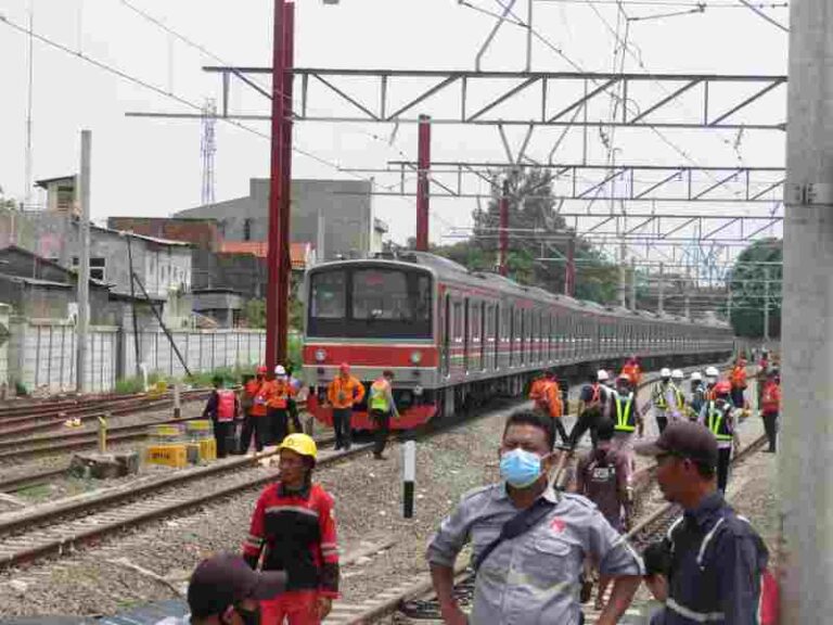 Depo Bekasi Ditutup, KRL Menginap di Cikarang