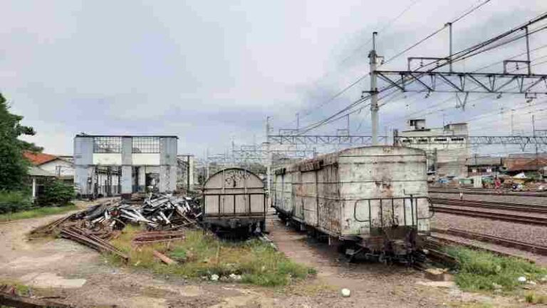 Gerbong GW dan YYW di Bekas Depo Lokomotif Jatinegara, Dulu Berjaya, Sekarang Tak Berharga