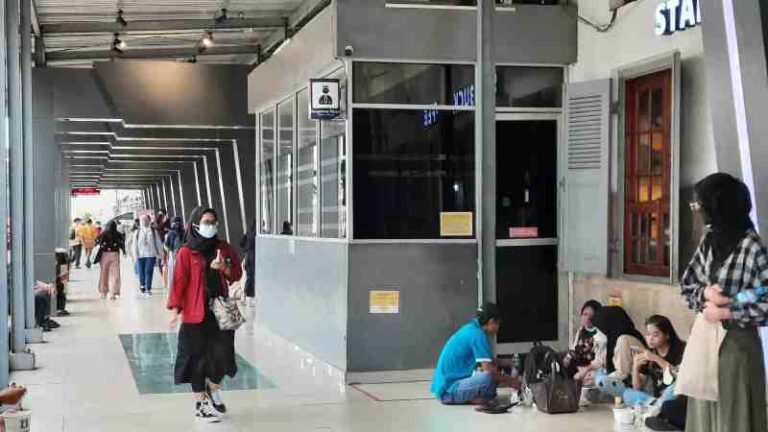Tradisi Penumpang KRL Jika di Stasiun Manggarai