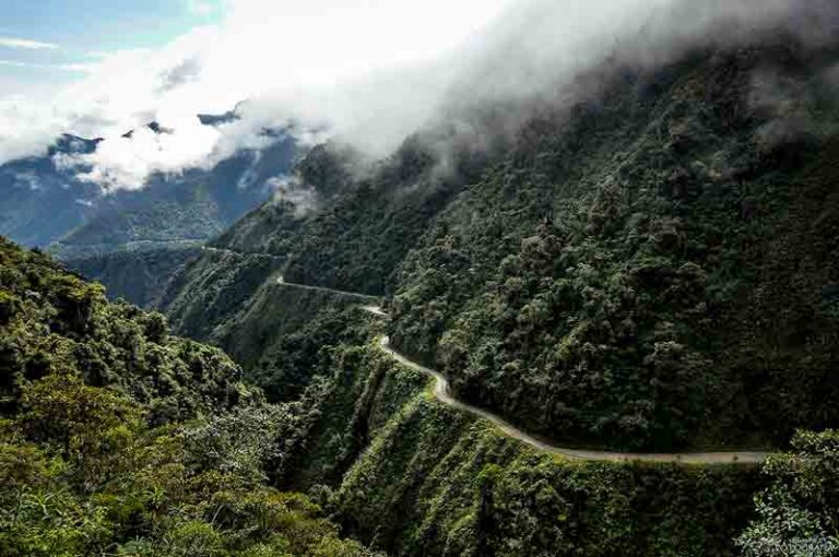 “Jalan Kematian” di Bolivia Raih Predikat Karena Sebabkan Banyak Nyawa Melayang