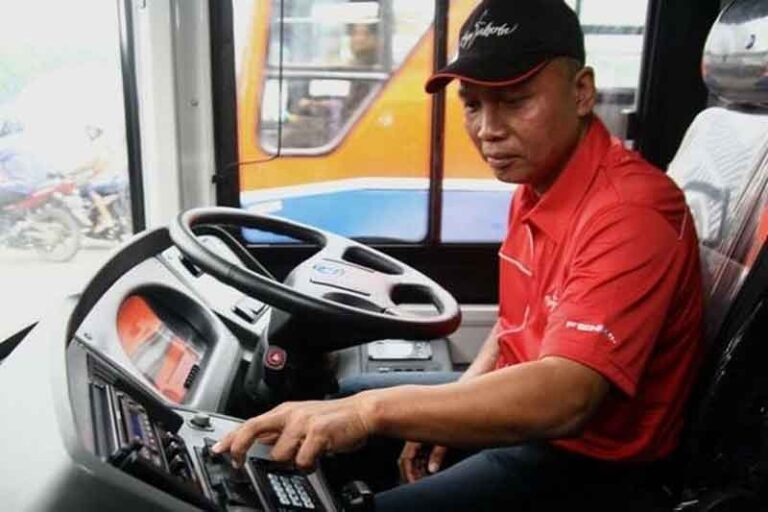 Pengemudi Bus AKAP Malam, Korbankan Waktu Demi Antar Penumpang