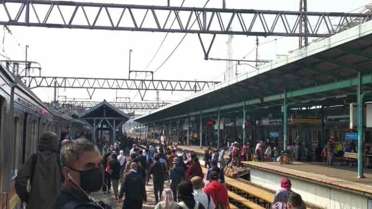 Rekor! Penumpang KAI Commuter Capai 500 Ribu Orang Lebih, Puncak Libur Nataru?
