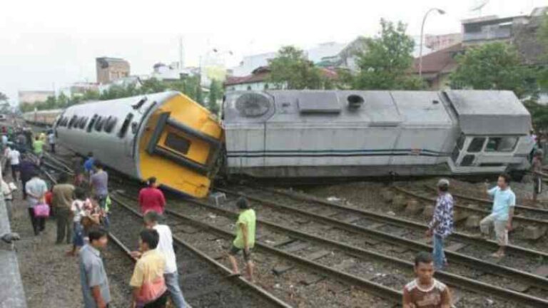 Hari Ini, 15 Tahun Lalu, Sempat Berjalan Miring, KA Putri Deli Anjlok di Wesel Stasiun Medan